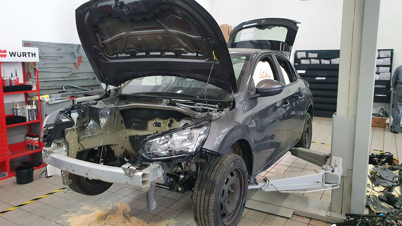 Fase di costruzione auto da rally step2 Italia Factory