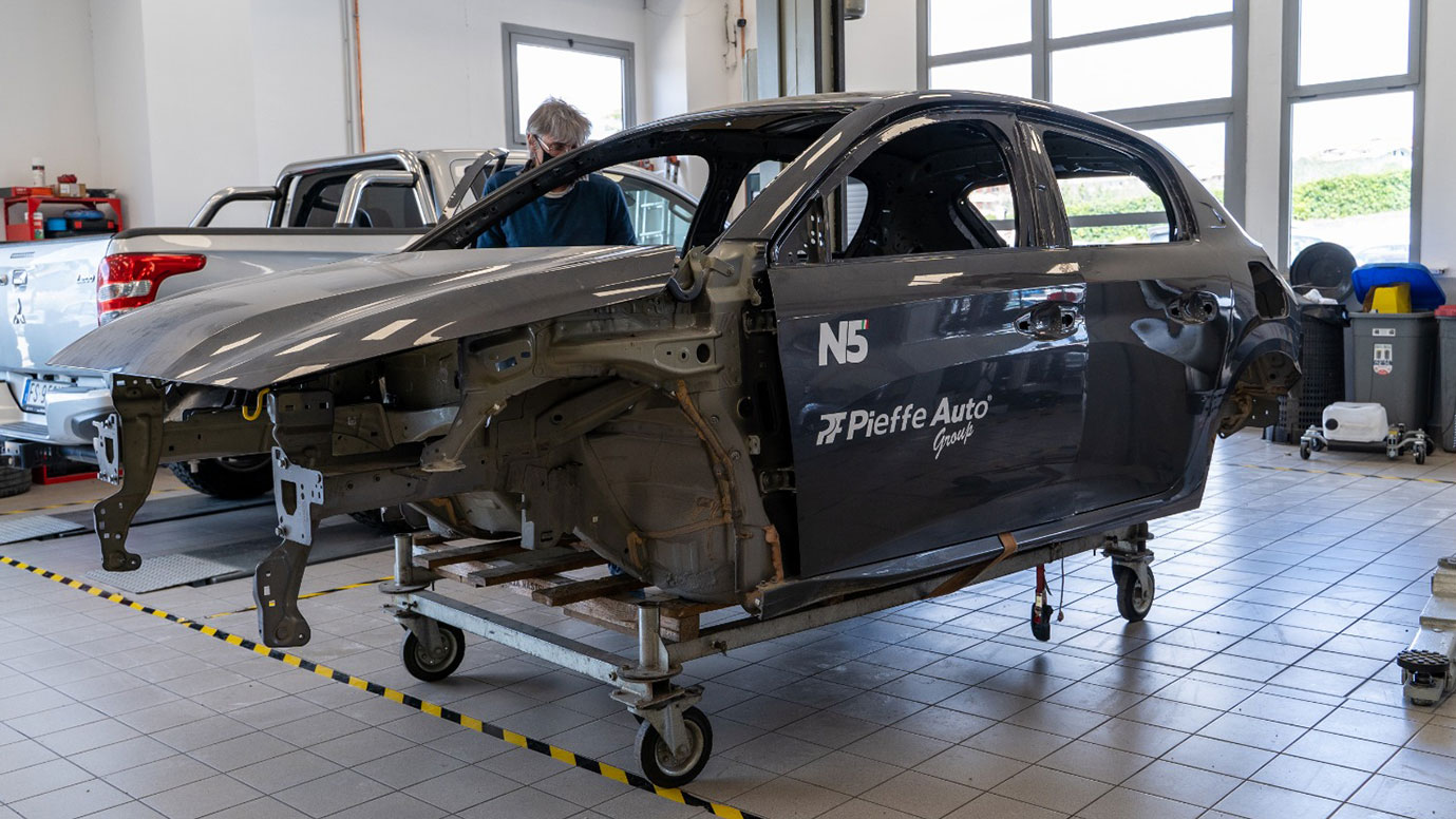 Fase di costruzione auto da rally step2 Italia Factory