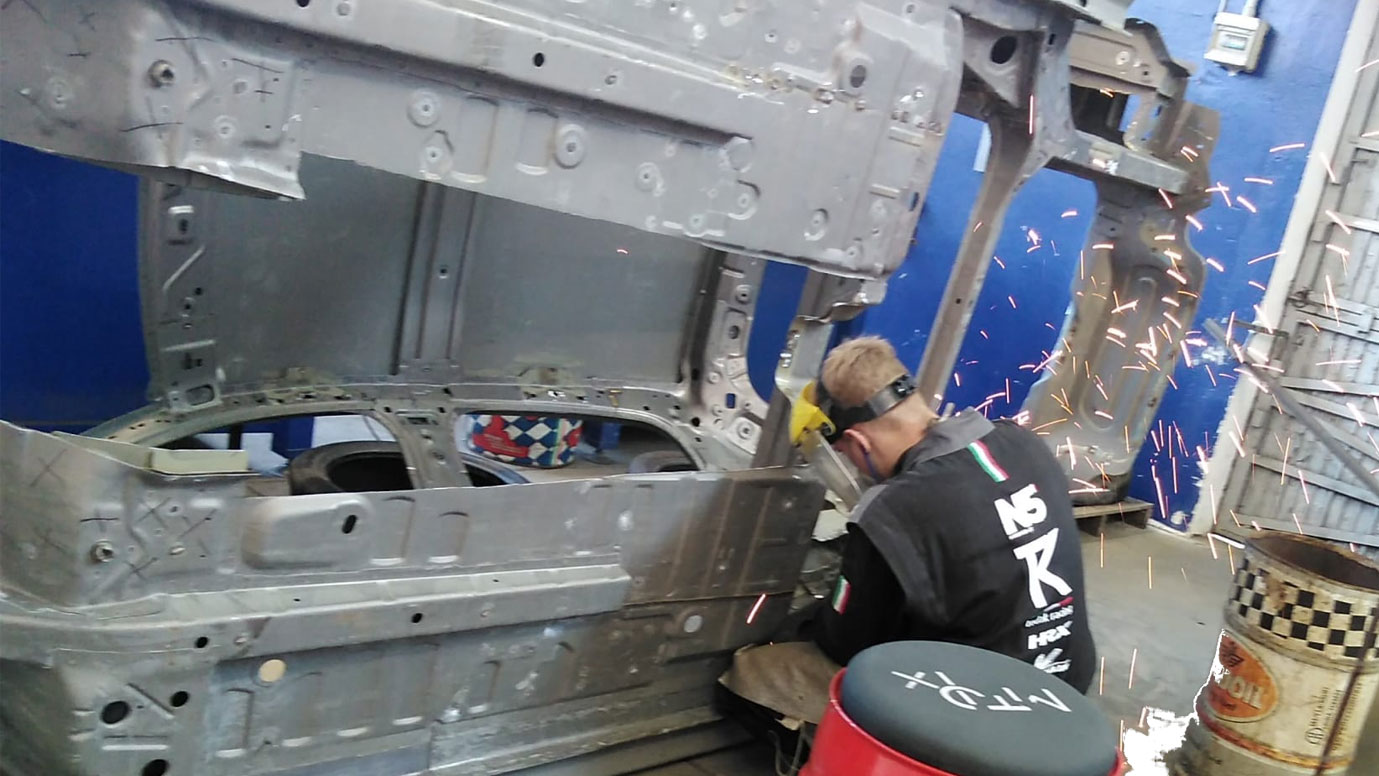 Fase di costruzione auto da rally step2 Italia Factory