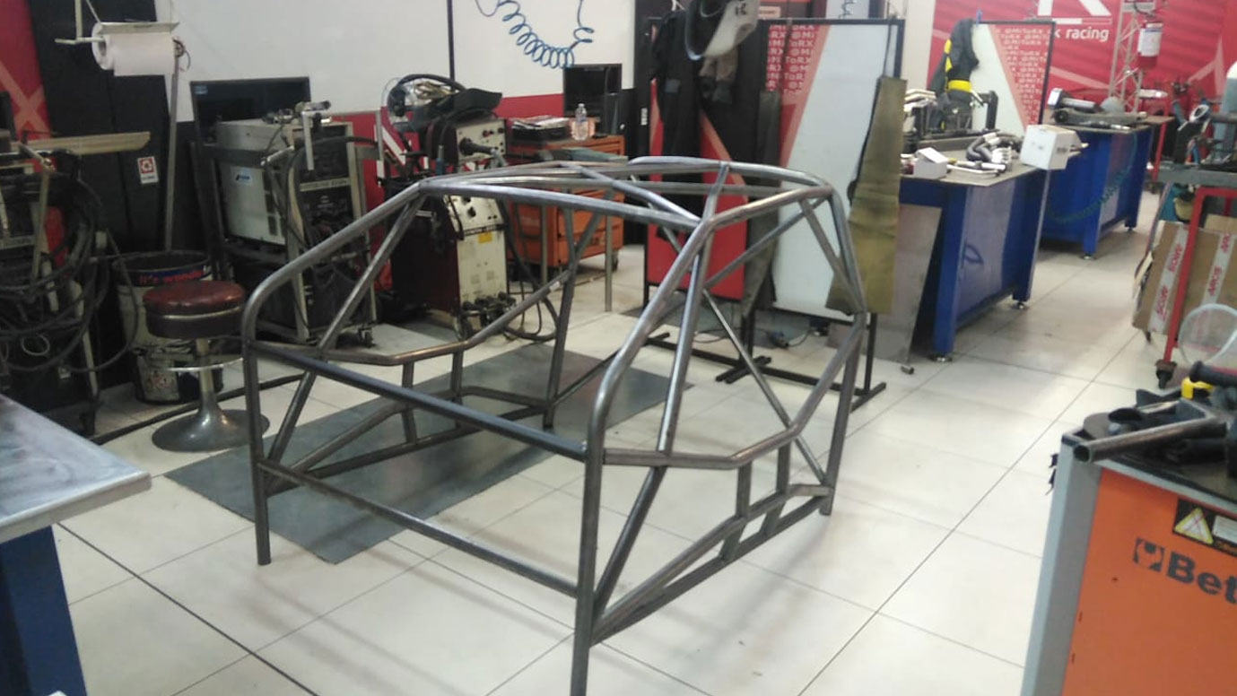 Fase di costruzione auto da rally step2 Italia Factory