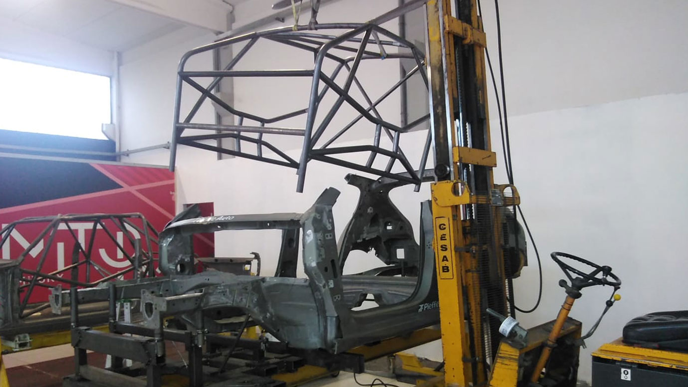 Fase di costruzione auto da rally step2 Italia Factory