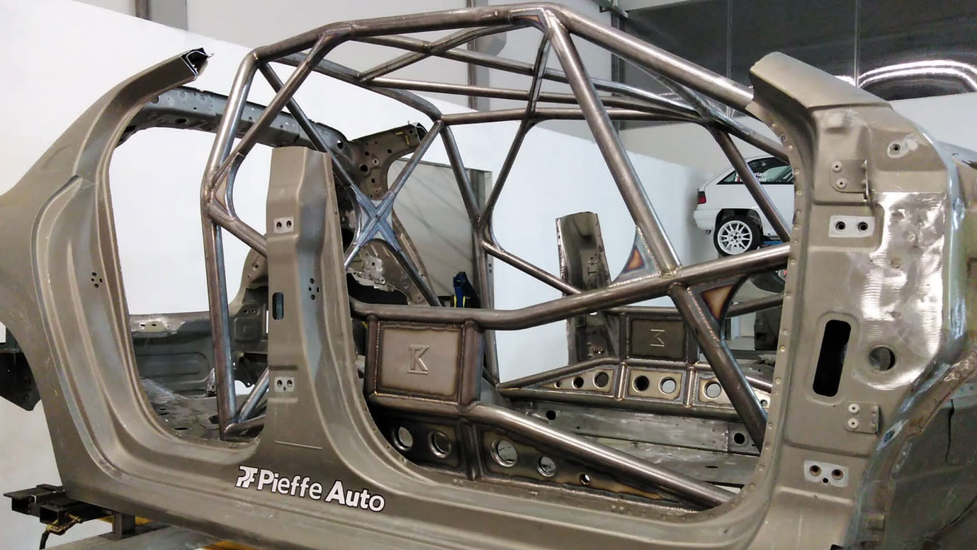 Fase di costruzione auto da rally step2 Italia Factory