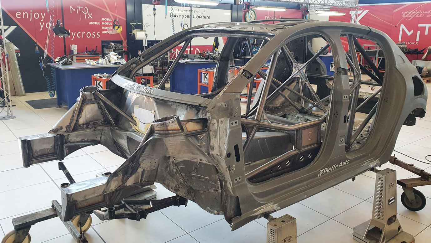 Fase di costruzione auto da rally step2 Italia Factory