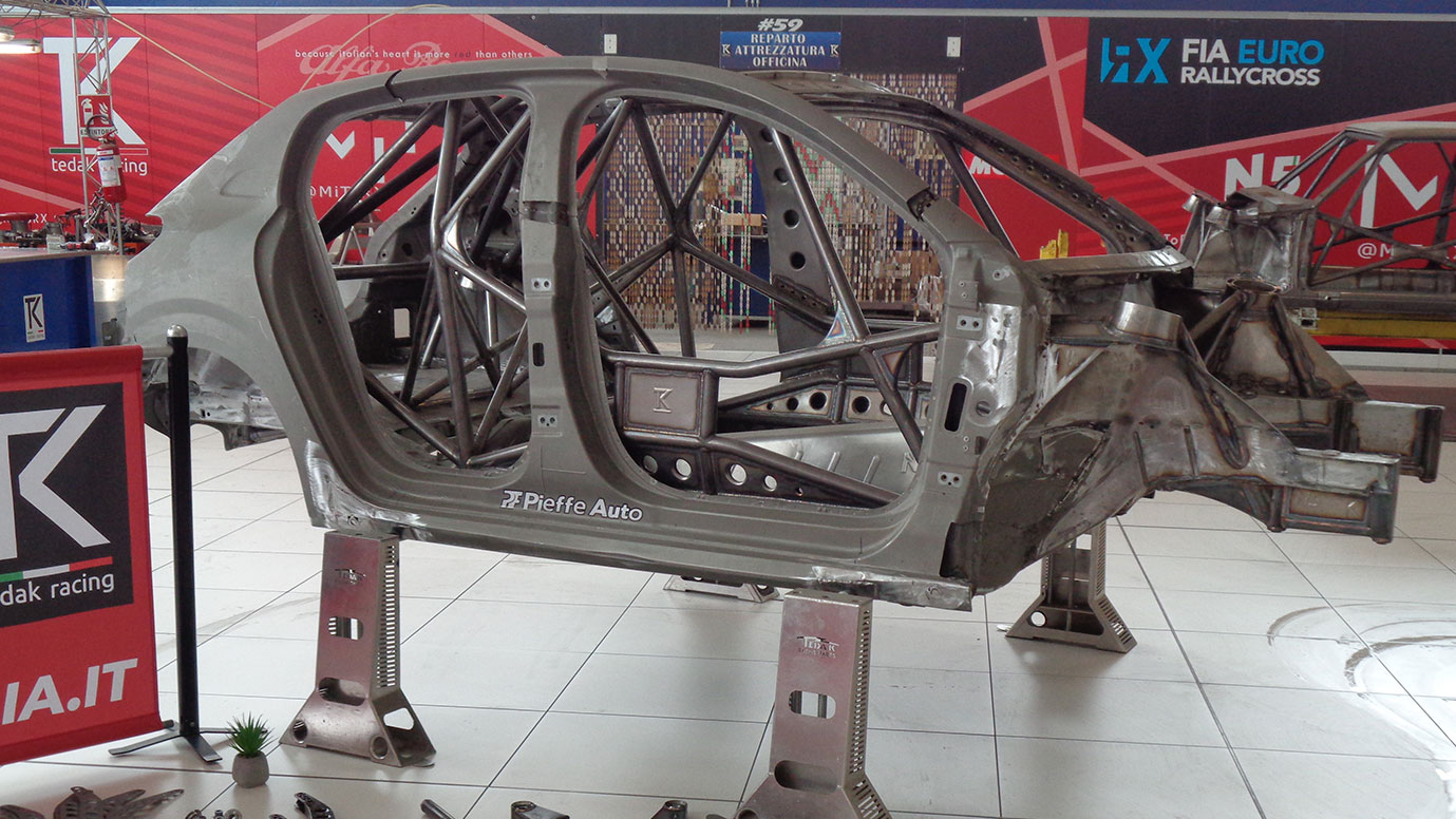 Fase di costruzione auto da rally step2 Italia Factory